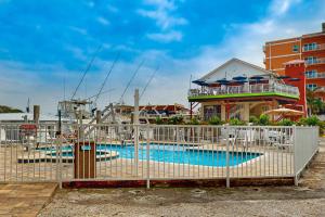 een zwembad achter een hek voor een gebouw bij Madeira Bay Resort 509 in St Pete Beach