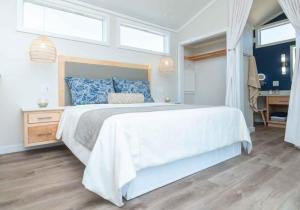 Ein Bett oder Betten in einem Zimmer der Unterkunft Sugarloaf Key RV Resort & Cottages