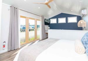 1 dormitorio con 1 cama grande y pared azul en Sun Outdoors Sugarloaf Key, en Summerland Key