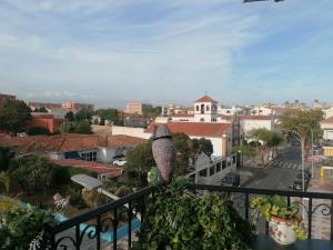 トレモリノスにあるHabitaciones Torremolinosのバルコニーから市街の景色を望めます。