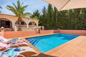 Basen w obiekcie Villa Capricho - PlusHolidays lub w pobliżu