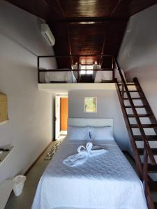 Una cama con una soga en una habitación en Pousada Sweet Home en Búzios
