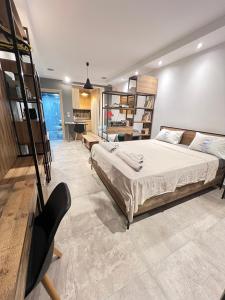 1 dormitorio con 1 cama grande y escritorio en Modern apartment in the heart of the city, en Alexandroupoli
