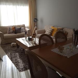 un soggiorno con tavolo, sedie e divano di ALQUILO habitación en coqueto piso baño compartido a Torremolinos