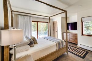 Sun Valley Condo with Furnished Patio Near Skiing! tesisinde bir odada yatak veya yataklar