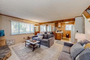 una sala de estar con un sofá y una mesa en Sky Meadows Charmer, en South Lake Tahoe