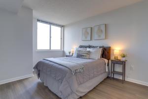 Un dormitorio con una cama grande y una ventana en Spectacular 1 Bedroom Condo At Ballston place With Gym, en Arlington