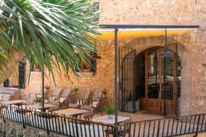 Restauracja lub miejsce do jedzenia w obiekcie Cal Secretari Vell - Turismo de Interior