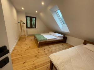 Säng eller sängar i ett rum på Zielono - domek na Roztoczu