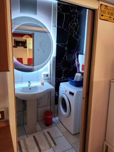 une salle de bain avec un lavabo et une machine à laver dans l'établissement Tiepolo's Apartment, à Venise 13 autres photos