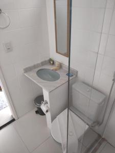 ein Badezimmer mit einem Waschbecken, einem WC und einem Spiegel in der Unterkunft Pousada Sweet Home in Búzios