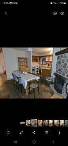 uma cozinha e uma sala de jantar com uma mesa e uma lareira em Longford Holiday Blue Sky Self Catering Cottage 