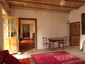 的住宿－Authentique maison de village de Gavignano，一间客厅,客厅内配有桌椅