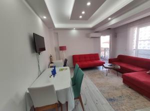 a living room with red furniture and a red couch at Denizolgun Homes Gazibulvarı in Dalaman