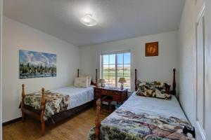 Un dormitorio con dos camas y un escritorio y una ventana. en NEW High Saddle Getaway, en Sheridan 53 fotos más