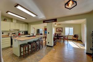 cocina grande con encimera y comedor en NEW High Saddle Getaway, en Sheridan
