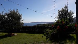 un jardín con vistas al agua en La Cerasa - Country house il lago fuori, en Bracciano