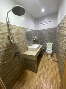 uma casa de banho com um lavatório e um WC em สวนสน โฮมสเตย์ em Mae Hong Son