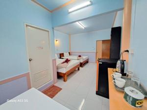 pokój z kuchnią i pokój z sypialnią w obiekcie Peace Lanta Mansion w mieście Ko Lanta