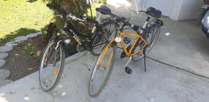 zwei Fahrräder, die nebeneinander auf einem Bürgersteig geparkt sind in der Unterkunft Apartamento los 3B in Manabao