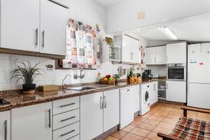 Kuchnia lub aneks kuchenny w obiekcie Villa Capricho - PlusHolidays