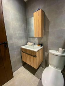 La salle de bains est pourvue de toilettes et d'un lavabo. dans l'établissement Appartement de luxe centre-ville, à Rabat