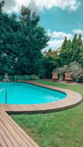 - une piscine avec une terrasse en bois à côté d'une cour dans l'établissement Havuzlu , şömineli villa, 