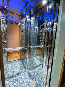 un ascenseur en verre dans une chambre avec un mur dans l'établissement Appartement de luxe centre-ville, à Rabat