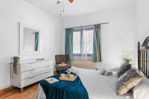 sypialnia z łóżkiem i tacką w obiekcie Villa Capricho - PlusHolidays w mieście Calpe +34 zdjęcia
