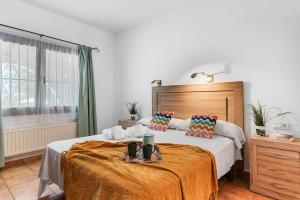 sypialnia z dużym łóżkiem i oknem w obiekcie Villa Capricho - PlusHolidays w mieście Calpe