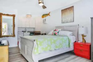 een slaapkamer met een groot bed en een rode dressoir bij Stunning Ocean View on Treasure Island in St Pete Beach