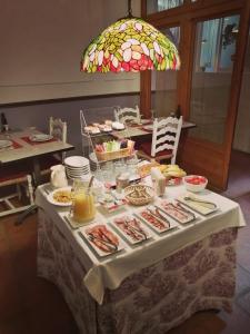 una mesa con un buffet de comida. en El Cau del Papibou - Adults Only en Peratallada
