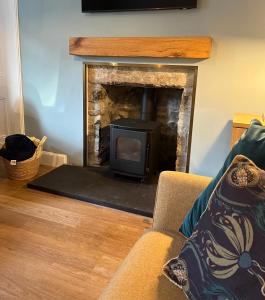 un soggiorno con camino e divano di The Fiddich Luxury Home in Craigellachie a Craigellachie