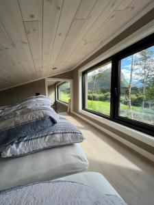 una camera con un letto in una stanza con finestre di Kavliskogen panorama a Isfjorden