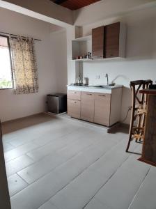 Una cocina o kitchenette en Cómodo estudio en la vía a termales