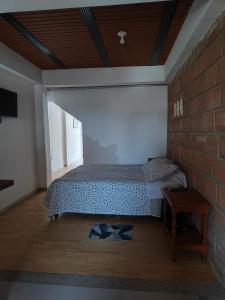 Una cama o camas en una habitación de Cómodo estudio en la vía a termales