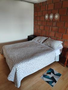 Una cama o camas en una habitación de Cómodo estudio en la vía a termales