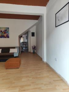 Una cama o camas en una habitación de Cómodo estudio en la vía a termales