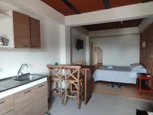 Una cama o camas en una habitación de Cómodo estudio en la vía a termales