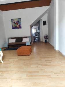 Un lugar para sentarse en Cómodo estudio en la vía a termales