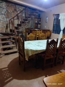 un comedor con mesa y sillas y una escalera en Casa YilZil, en Alpuyeca