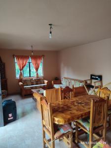 sala de estar con mesa de madera y sillas en Casa YilZil, en Alpuyeca