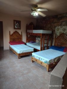 Habitación con 3 literas y sofá en Casa YilZil, en Alpuyeca