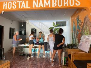 een groep vrouwen staat in een winkel bij Hostal Namborus in Rivas