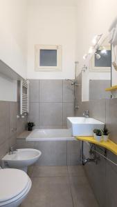 Casa Doclea _Comfort & relax nel cuore della città في نابولي: حمام مع حوض وحوض استحمام ومرحاض