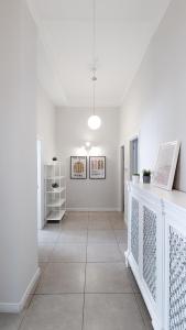 Casa Doclea _Comfort & relax nel cuore della città في نابولي: مدخل مع جدران بيضاء وأرضية من البلاط