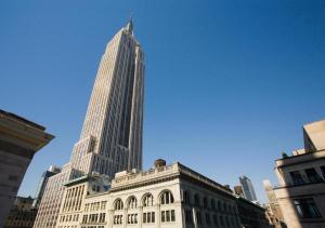 un gran edificio con un rascacielos alto en el fondo en Glorious 3 Bed 2 Bath In Upper East Side, en Nueva York