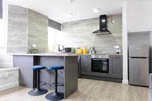 Η κουζίνα ή μικρή κουζίνα στο Modern Apartments Near Cardiff City Centre +42 φωτογραφίες