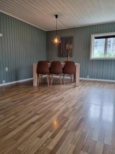 Foto dalla galleria di Stor leilighet med 4 senger sentralt i Førde a Førde