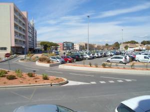 un estacionamiento con muchos autos estacionados en Appartement Balaruc-les-Bains, 2 pièces, 2 personnes - FR-1-503-49, en Balaruc-les-Bains